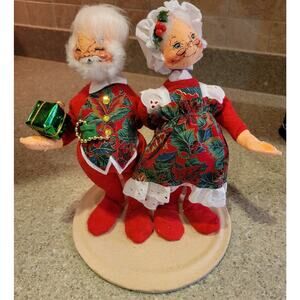 ANNALEE '96 SANTA & MRS. CLAUS, Figurine, 9" on Display Stand Meredith NH, USA